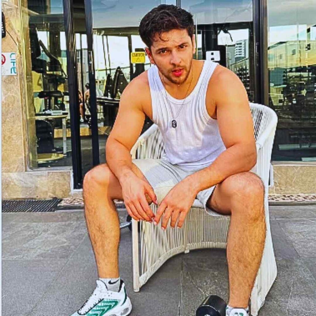 Shivam Khajuria height